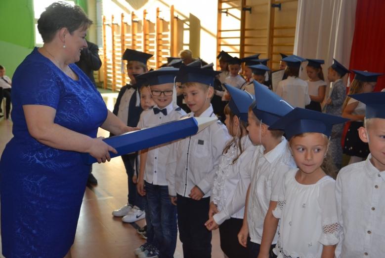 pani dyrektor Joanna Wyszkowska dokonuje uroczystego pasowania na ucznia