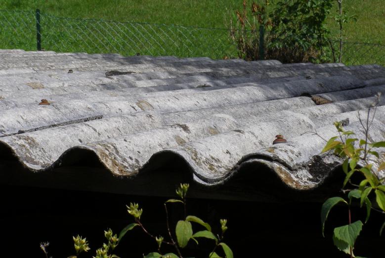 fragment dachu eternitowego