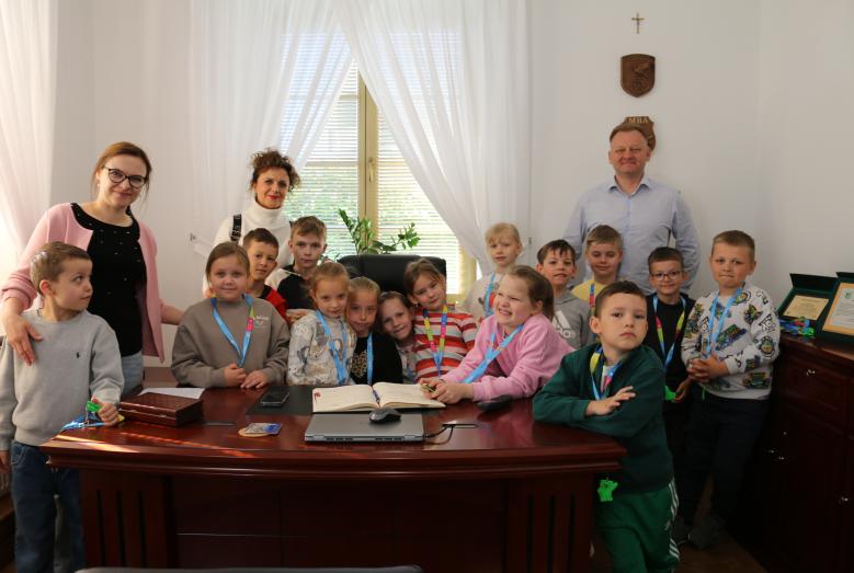 Uczniowie klasy Ic z Burmistrzem Miasta Mława Piotrem Jankowskim