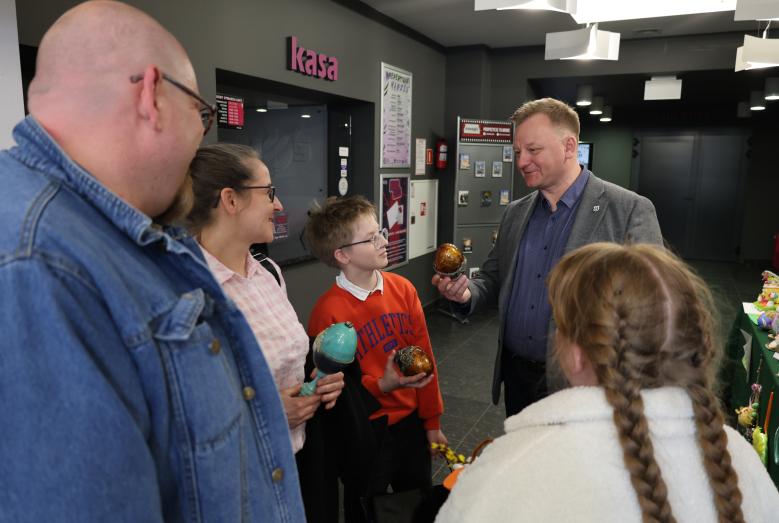 Burmistrz Miasta Mława Piotr Jankowski rozmawia z laureatami