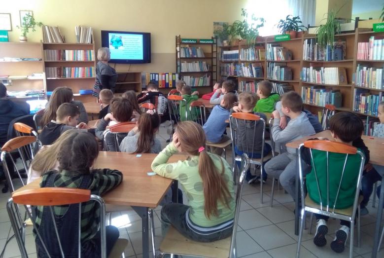 uczniowie oglądają prezentację
