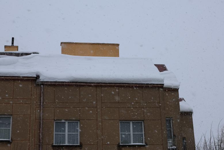 ośnieżony dach budynku