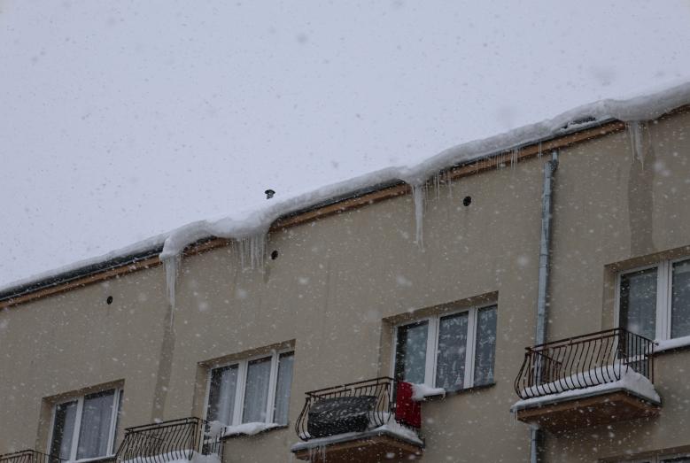 sople zwisające z dachu