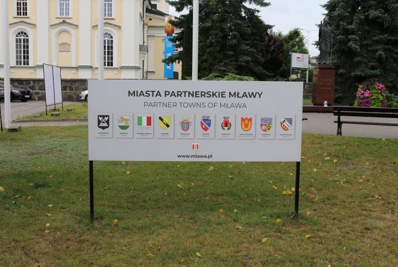 tablica miast parnerskich przy mławskim ratuszu