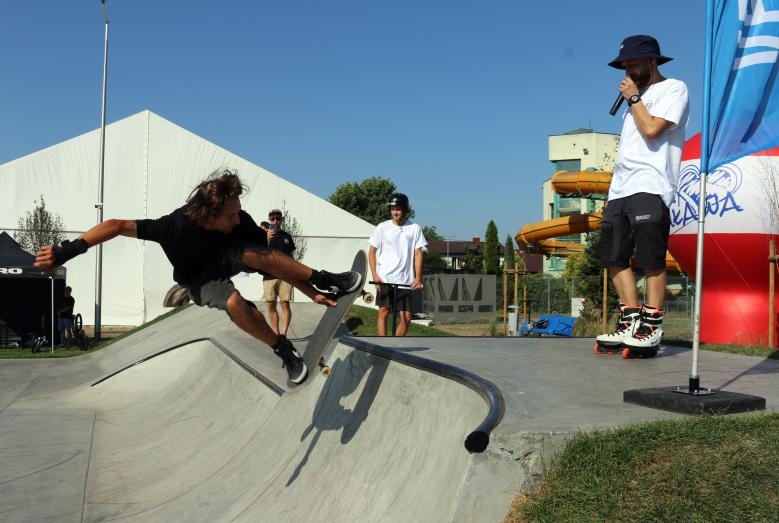 skater na skateparku