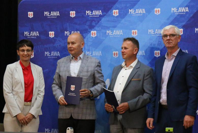 Od lewej: skarbnik Justyna Aptewicz, burmistrz Sławomir Kowalewski, Paweł Włodkowski i Paweł Woliński