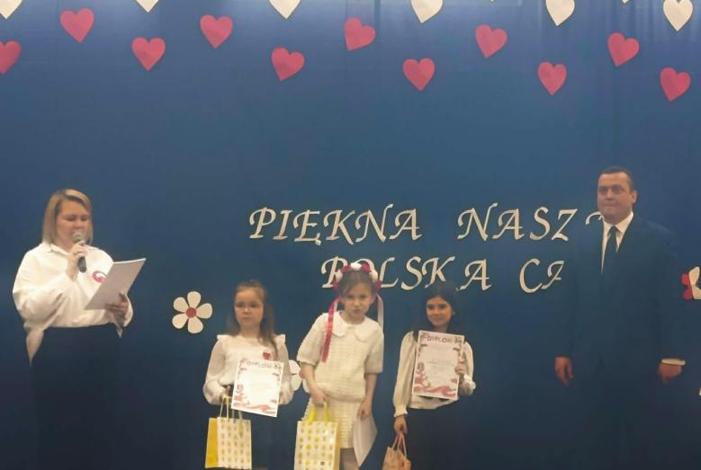 Uczennice z SP 4 wyróżnione w konkursie „Patriotyczna nutka"