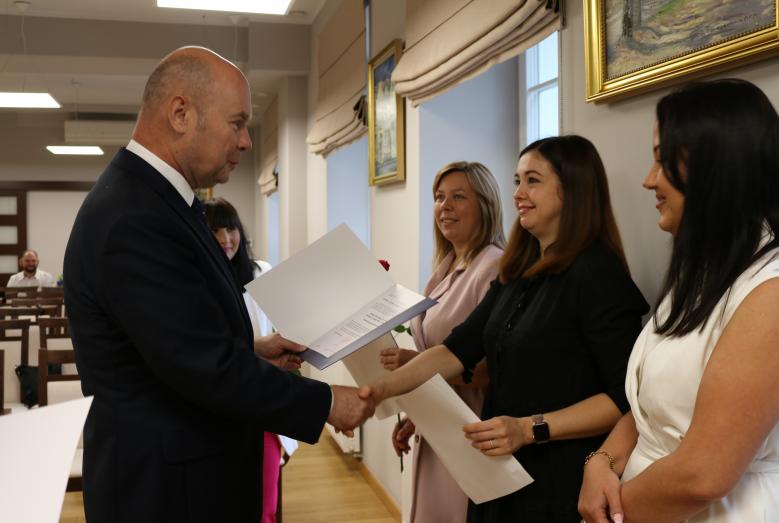 Burmistrz Sławomir Kowalewski wręcza akt mianowania