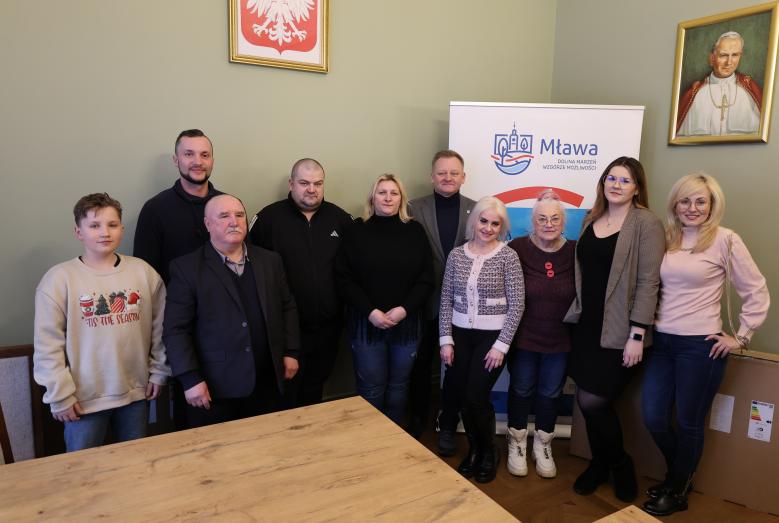 laureaci konkursu i osoby wyróżnione z burmistrzem Piotrem Jankowskim