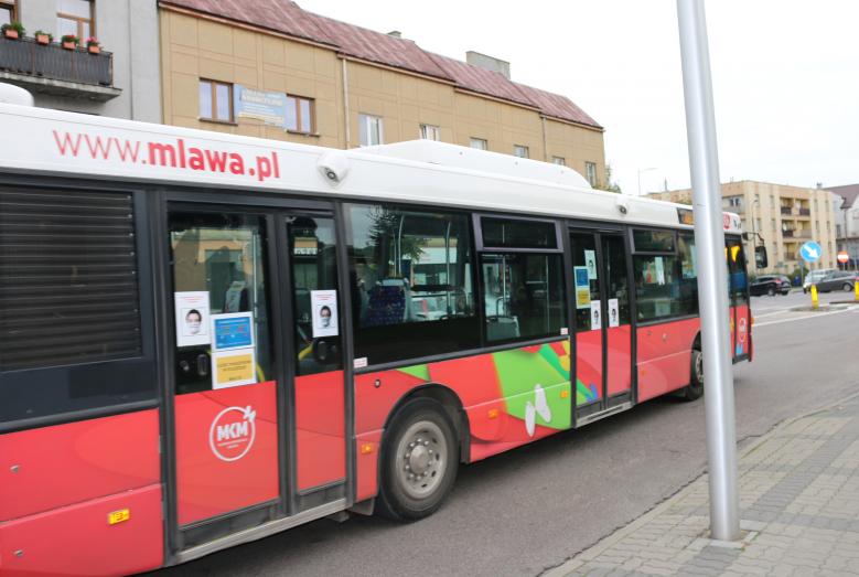 Autobus MKM na przystanku na Starym Rynku w Mławie