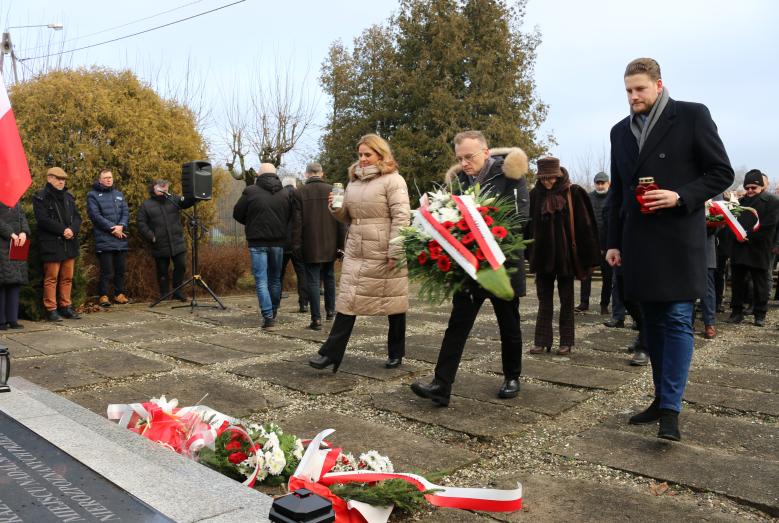 Wiązankę kwiatów i znicze składają przedstawiciele Miasta Mława