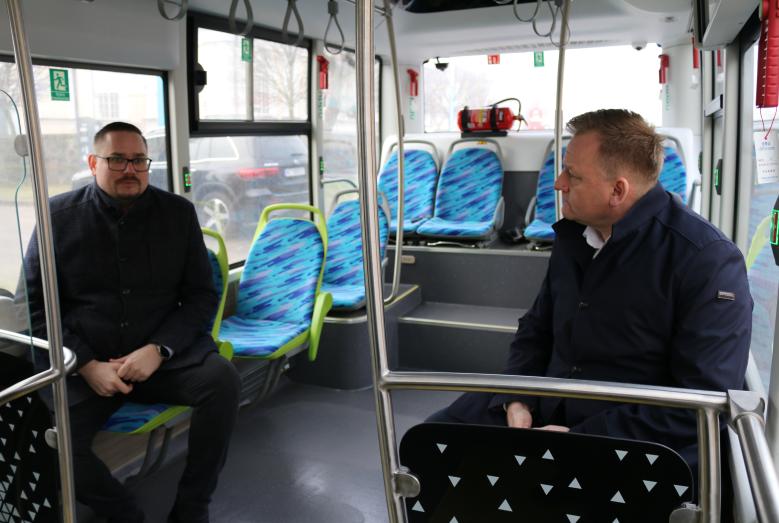 Prezes Zarządu spółki MPDM Kamil Szczepański i Burmistrz Miasta Mława Piotr Jankowski w testowanym autobusie