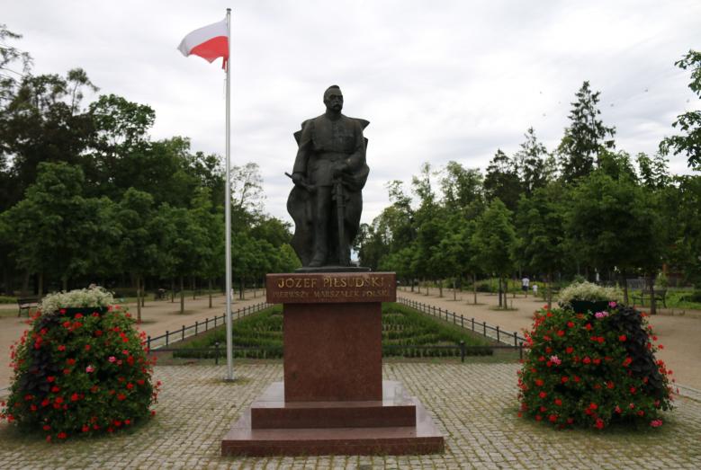 Józef Piłsudski - pomnik w zabytkowym parku miejskim w Mławie