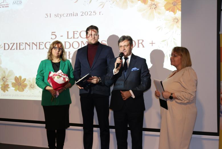 Podziękowania i życzenia składają Barbarze Żurawińskiej przedstawiciele władz miasta: skarbnik Beata Karpińska, przewodniczący rady Filip Kowalczyk i zastępca burmistrza Mariusz Szczechowicz