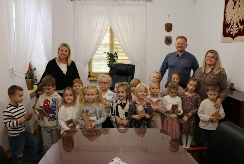 Dzieci z Miejskiego Przedszkola Samorządowego nr 2 z opiekunkami i burmistrzem Piotrem Jankowskim