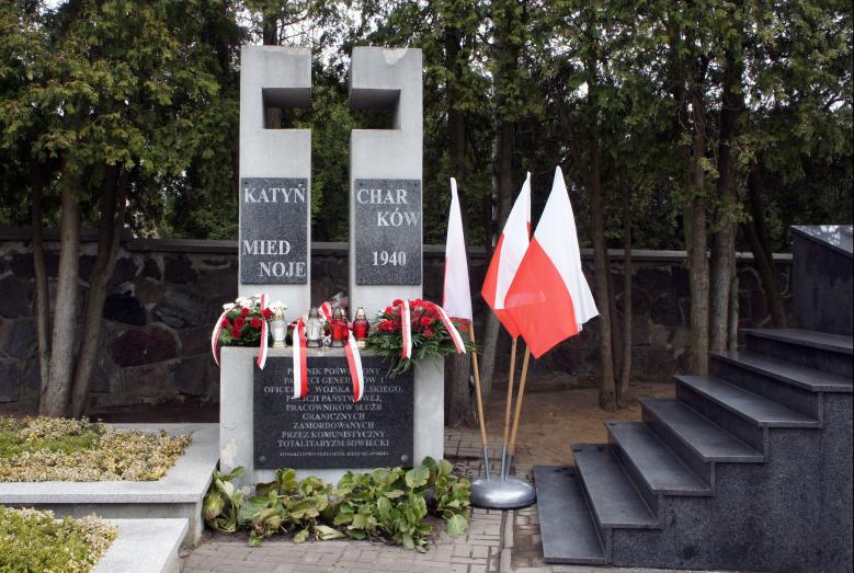 Katyń-symboliczna mogila.JPG 2
