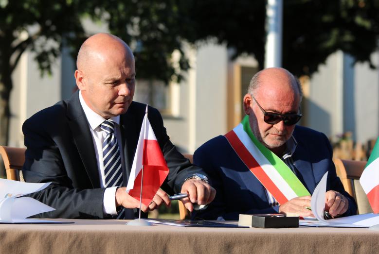 Sławomir Kowalewski i Claudio de Collibus podczas podpisywania Manifestu Pokoju w Mławie w 2019 roku