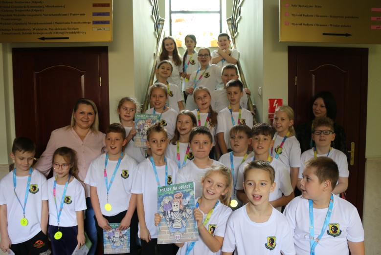 Klasa 3C ze Szkoły Podstawowej nr 2 im. Mikołaja Kopernika w Mławie zwiedza mławski ratusz