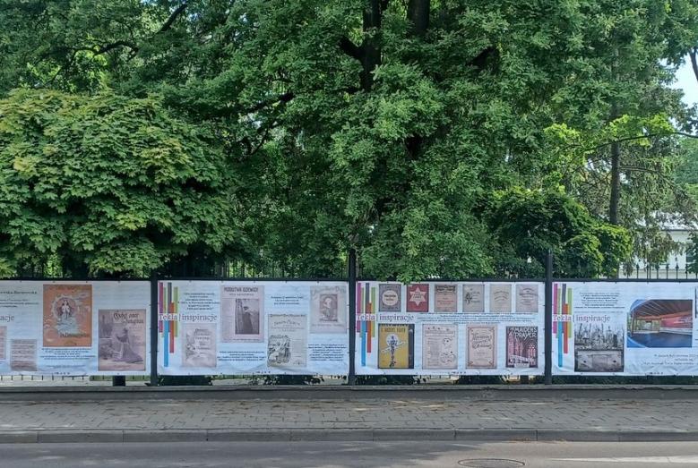 wystawa na ogrodzeniu parku