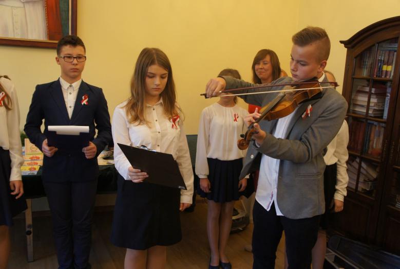 Uczcili pamięć Jana Pawła II i nagrodzili zdolnych uczniów - 08