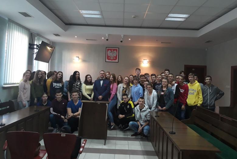 Uczniowie SP nr 2 z prezesem Sądu Rejonowego w Mławie