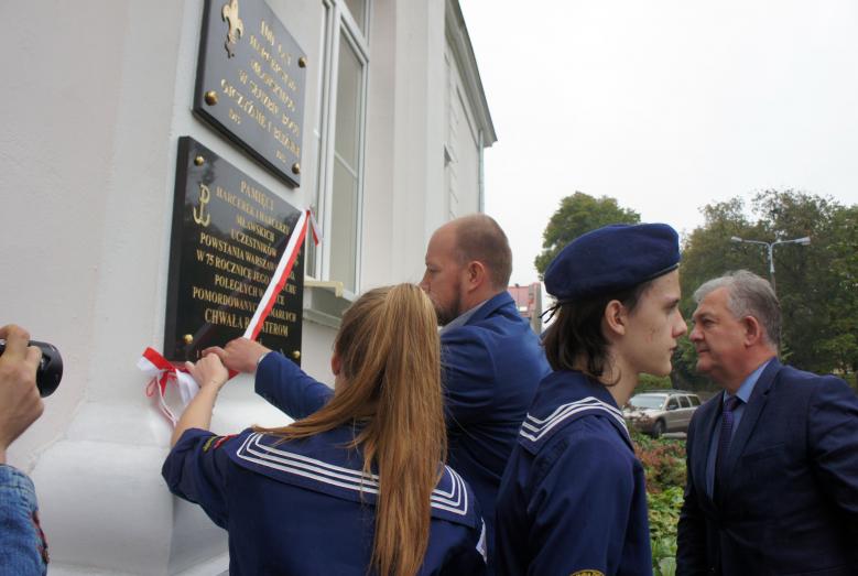 Odsłonięcie tablicy na budynku I Liceum Ogólnokształcącego