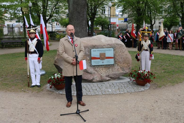 Burmistrz Sławomir Kowalewski przemawia przy Dębie Niepodległości podczas uroczystości 3 maja 2019 r.