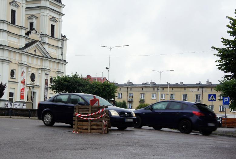 Uszkodzona studnia telekomunikacyjna.jpg 604