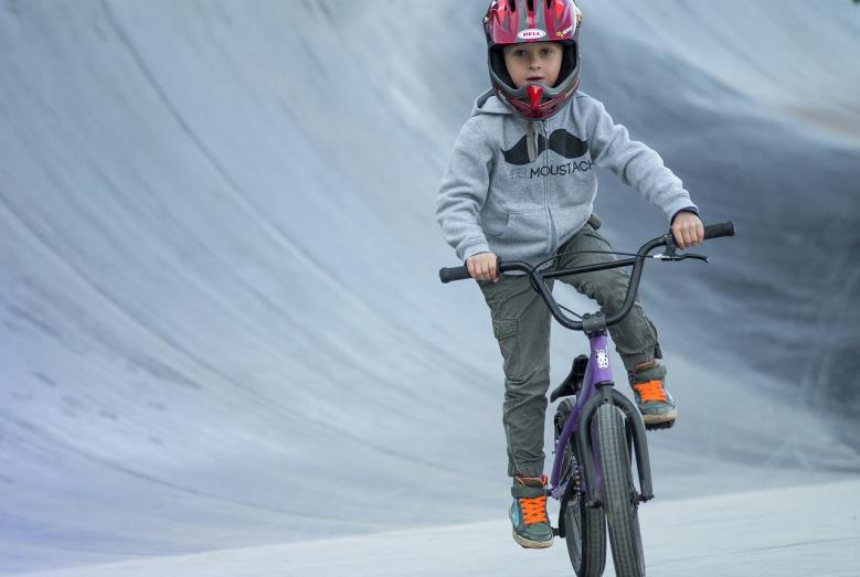 dziecko na rowerze na torze pumptrack