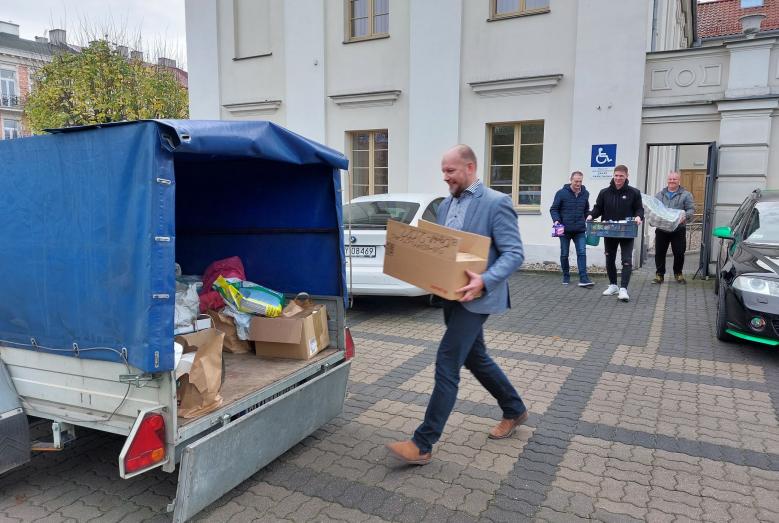 W środę 9 listopada 2022 r. zapakowano dary i zawieziono do Miączyna