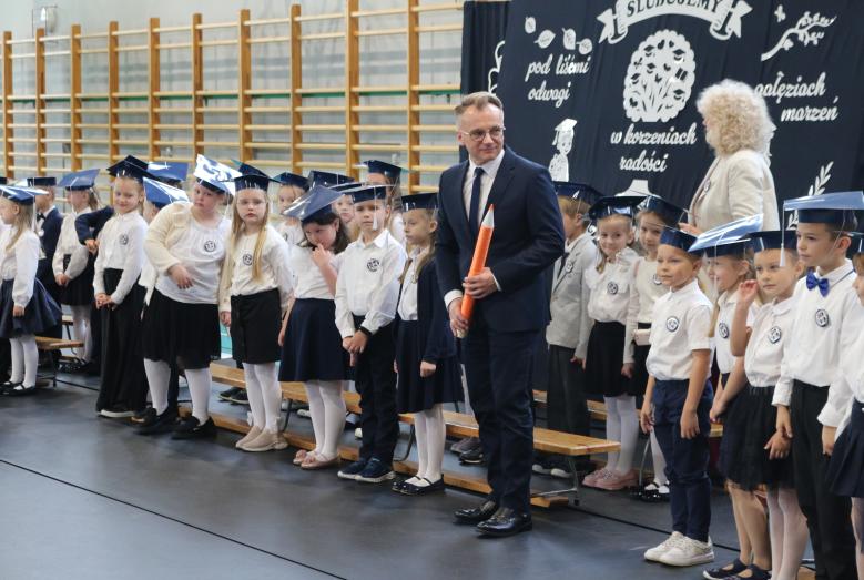 Zastępca Burmistrza Miasta Mława Marcin Burchacki na pasowaniu pierwszoklasistów w Szkole Podstawowej nr 6 w Mławie