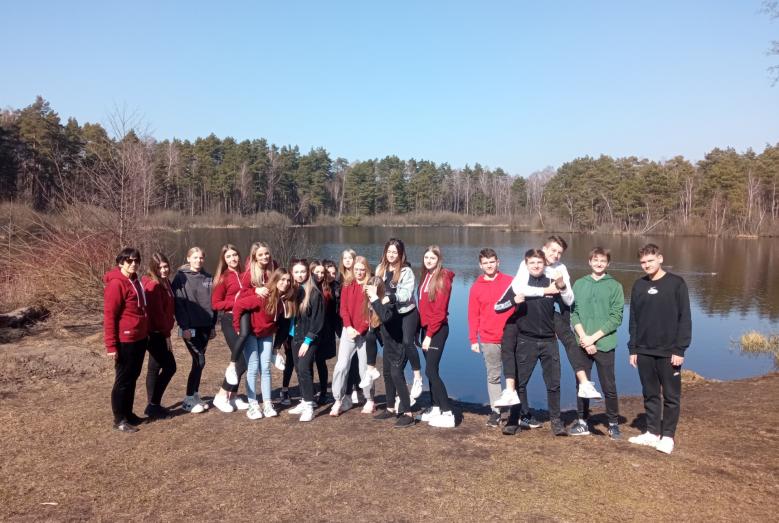Grupa uczniów I Liceum Ogólnokształcącego w Mławie z nauczycielką Małgorzatą Czarnecką