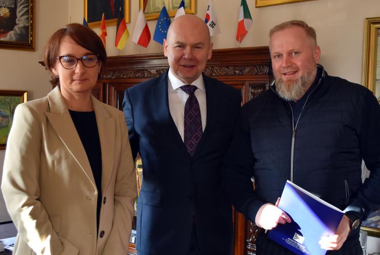 Skarbnik Miasta Mława Justyna Aptewicz, Burmistrz Miasta Mława Sławomir Kowalewski i Prezes Zarządu Agrosanu Radosław Borkowski