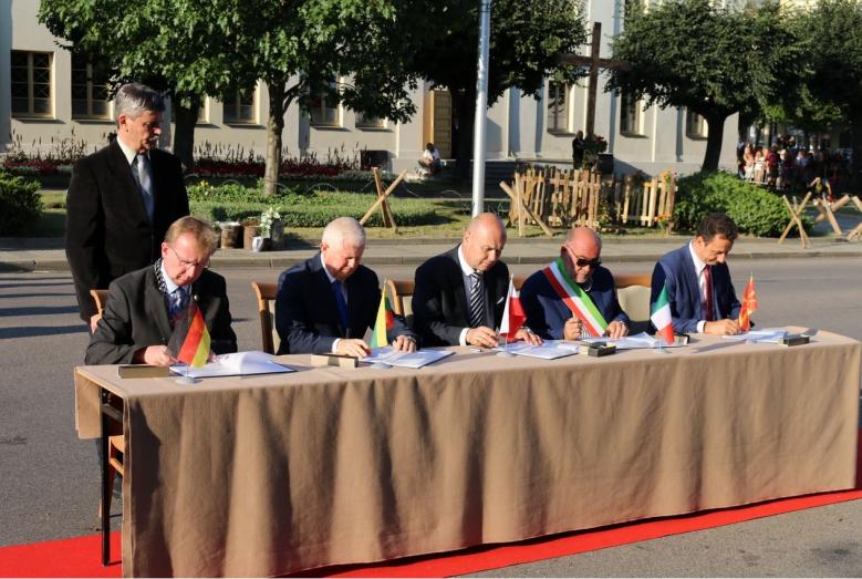 Sygnatariusze Manifestu Pokoju w Mławie w 2019 r. (pięciu mężczyzn siedzących przy stole, za nimi po lewej mężczyzna stojący)