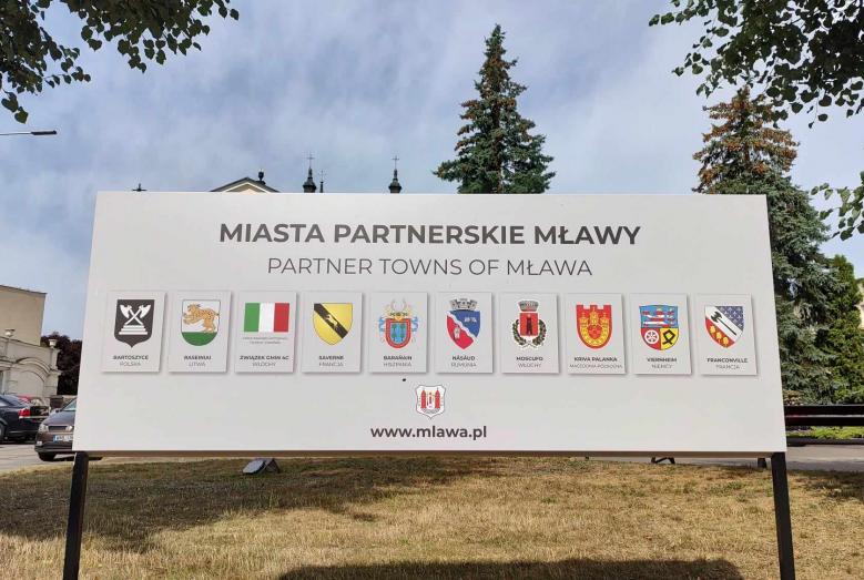 miasta partnerskie - tablica z nazwami miast.jpg 250