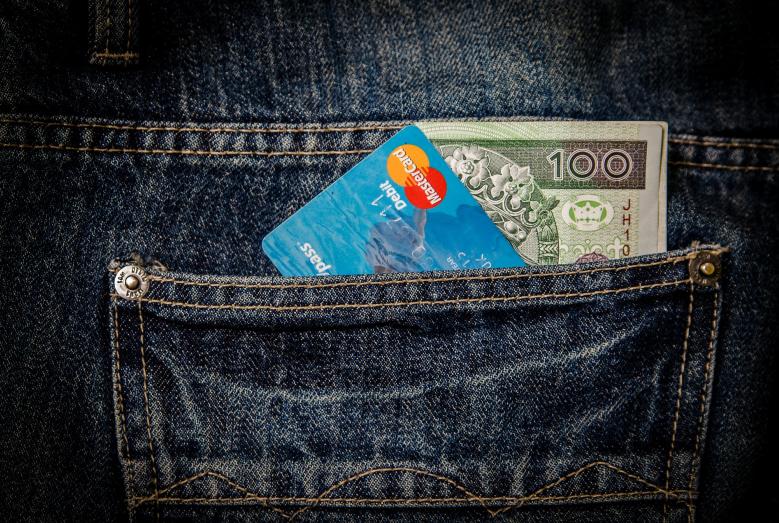 Karta kredytowa i gotówka w kieszeni
