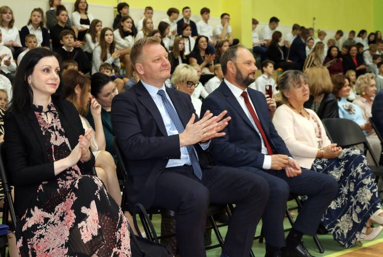 uczestnicy uroczystości w Mławskiej Hali Sportowej