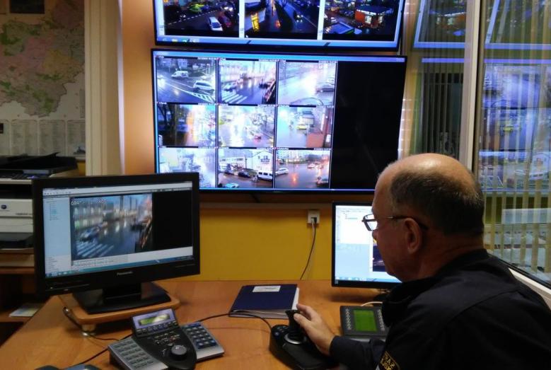 operator monitoringu wizyjnego przy pracy.jpg 160