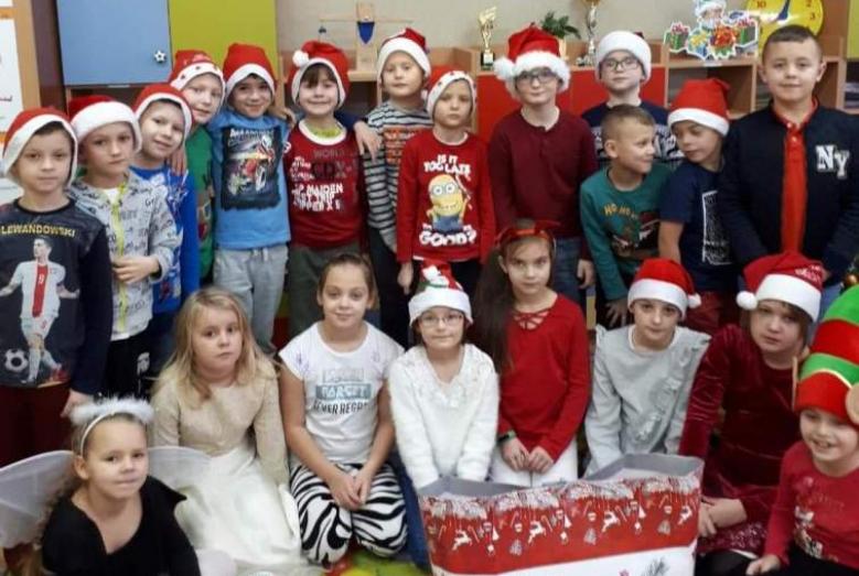 pamiątkowe zdjęcie po wizycie Mikołaja