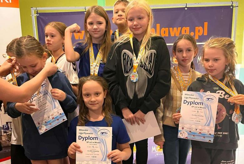 młodzi pływacy na podium