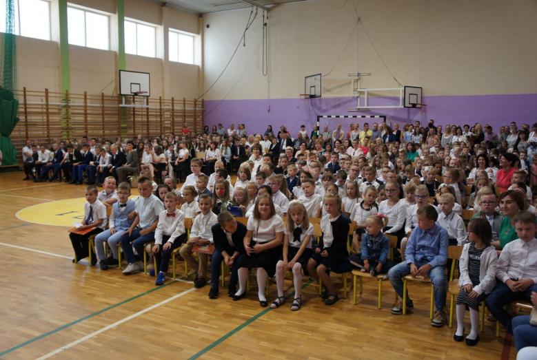 uczniowie w sali gimnastycznej