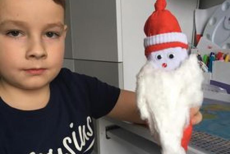 Mikołaje wykonane przez klasę 1a z okazji Mikołajek.