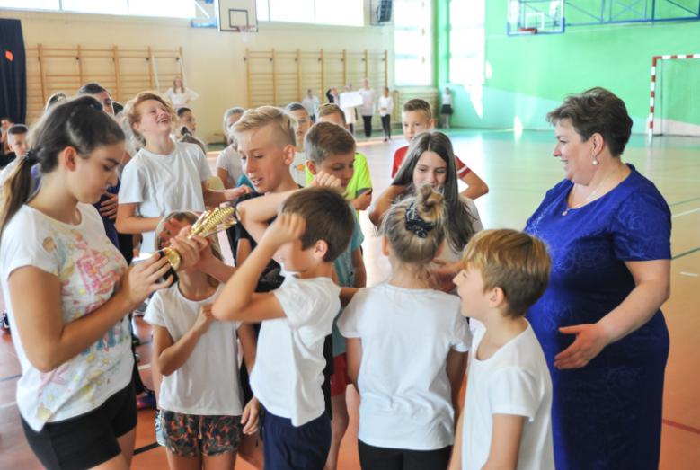 Uczniowie Szkoły Podstawowej nr 4 w Mławie bawią się podczas święta szkoły.