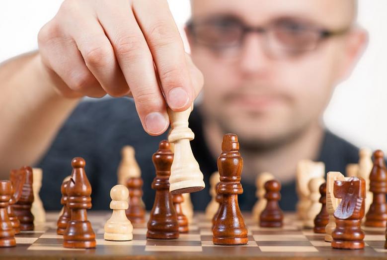 mężczyzna grający w szachy