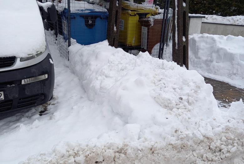 brak możliwości wyciągnięcia pojemników