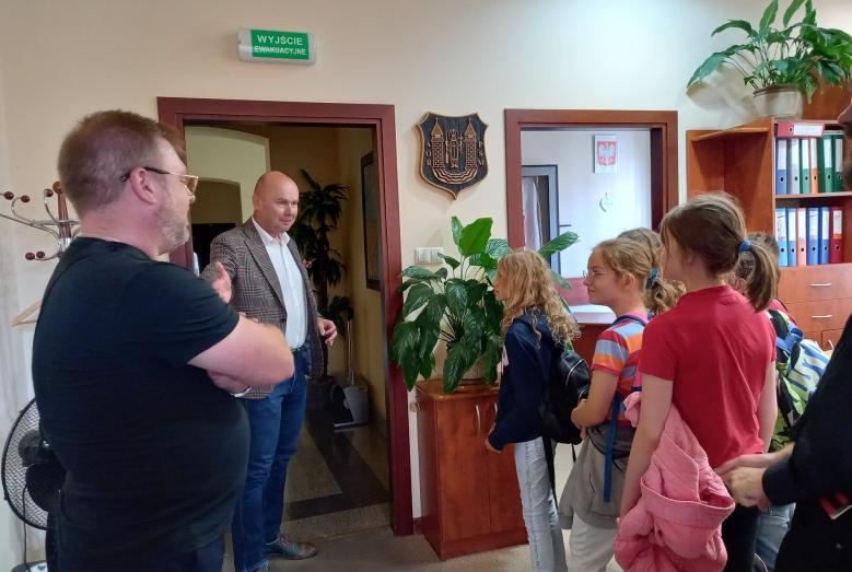 Uczestnicy wycieczki z burmistrzem Sławomirem Kowalewskim