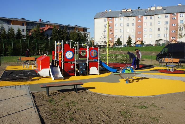 Plac zabaw przy Szkole Podstawowej nr 2 już jest otwarty dla dzieci