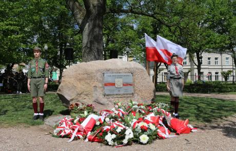 głaz przy Dębie Niepodległości