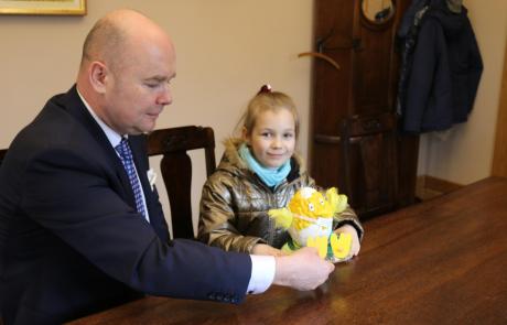 Burmistrz otrzymał światecznego kurczaczka od dzieci z SP 7