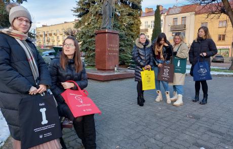 pięć kobiet z torbami, w tle pomnik św. Wojciecha